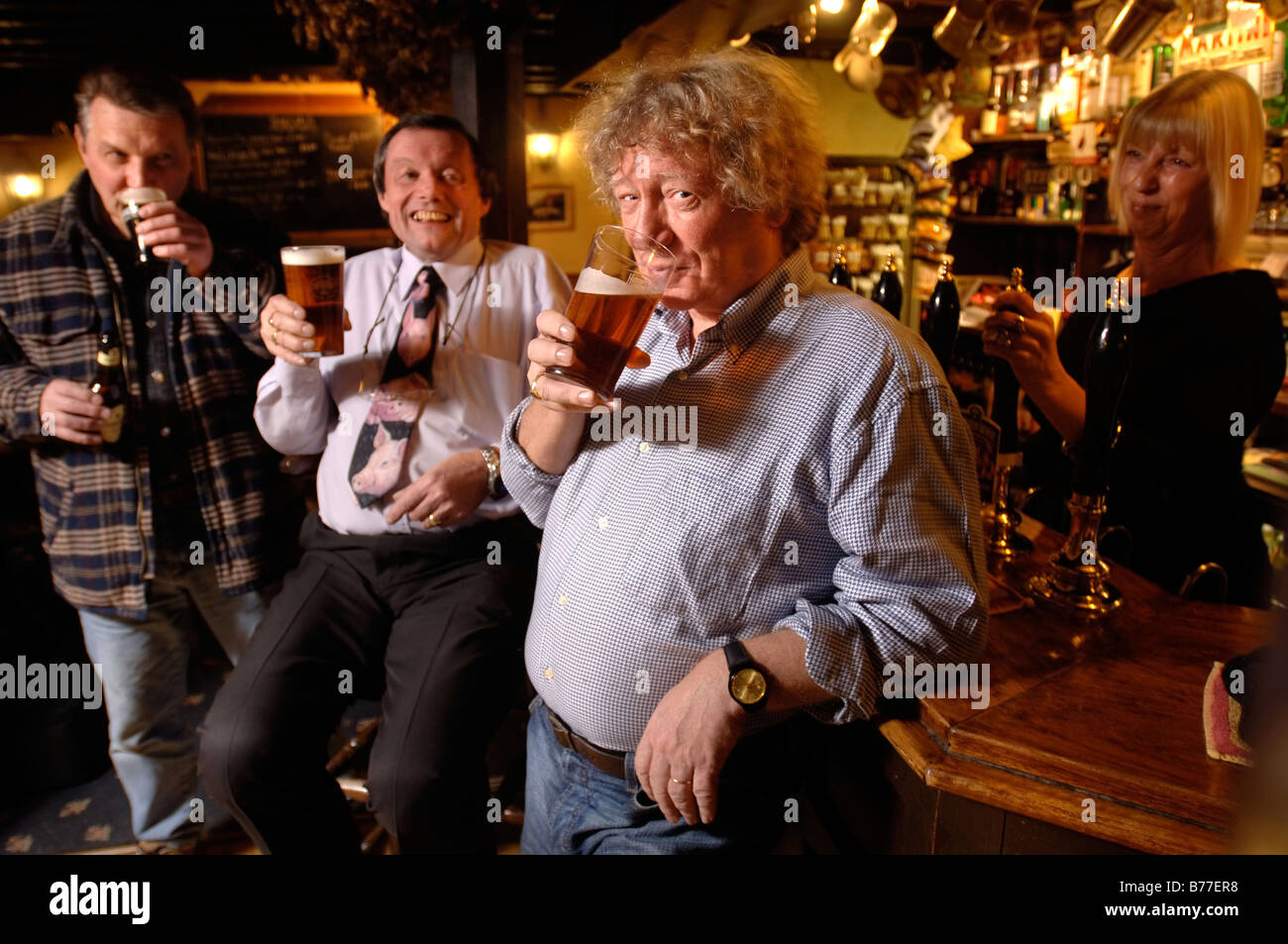 Patroni di un tradizionale pub inglese di bere birra UK Foto Stock