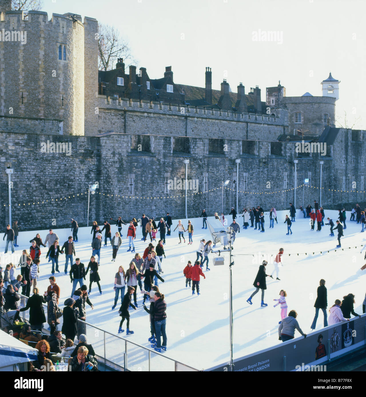 Pattinaggio su ghiaccio al outdoor Tower of London Ice Rink vicino al Tower Bridge London REGNO UNITO KATHY DEWITT Foto Stock