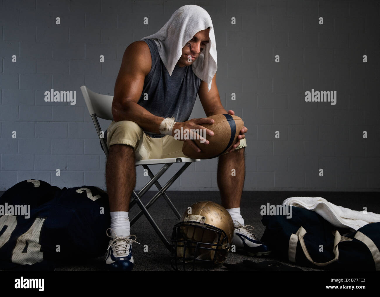 Giocatore di football asciugamano sulla testa Locker room Foto stock - Alamy