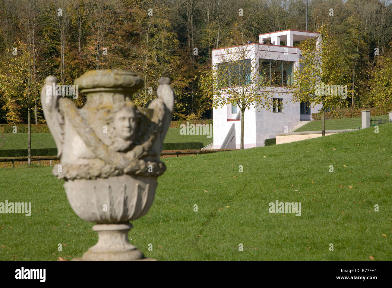 La scultura e la Globe House nei giardini del palazzo di Schloss Gottorf, Gottorf Palace, Schleswig an der Schlei, Schleswig-Holstein Foto Stock