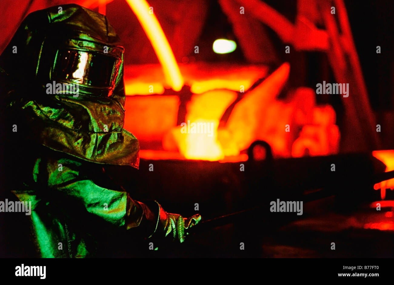 Lavoratore tuta di amianto lavorando fonderie di acciaio Foto Stock