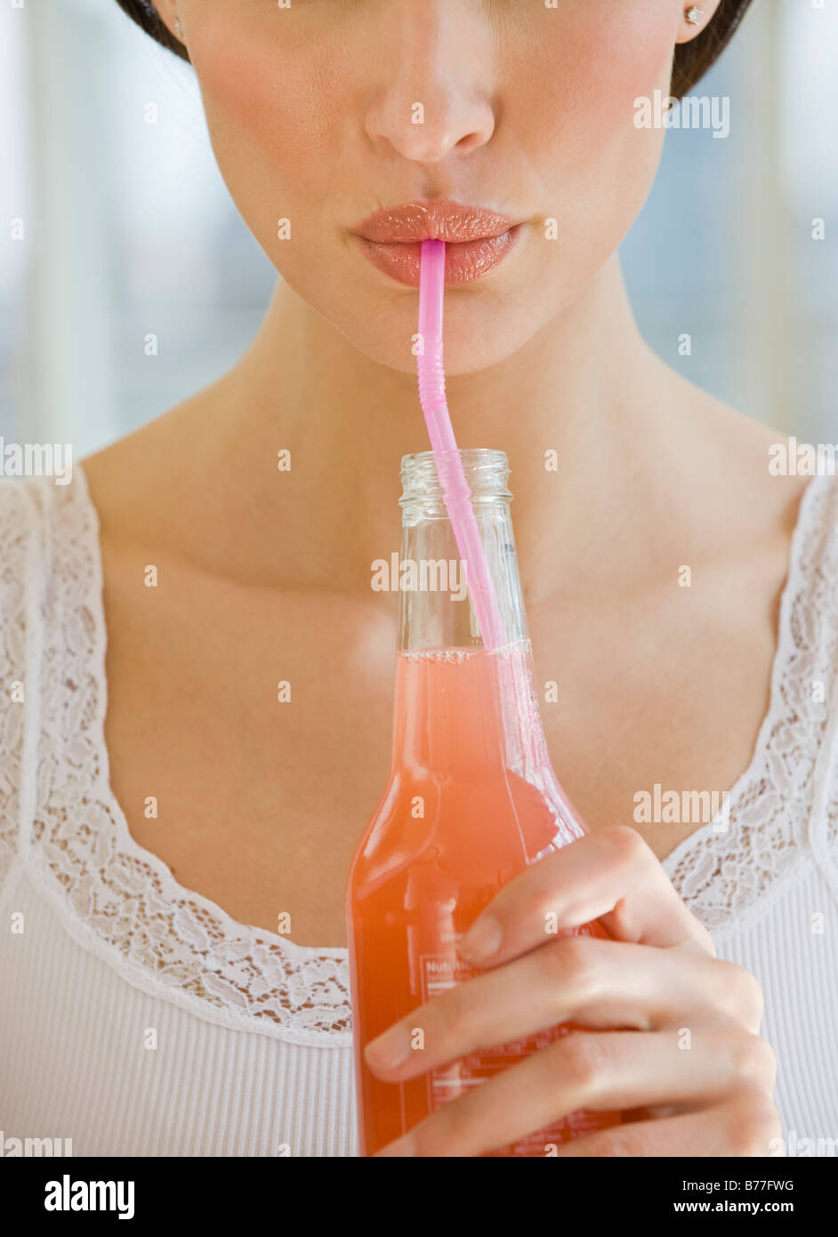 Close up della donna di soda bere da una cannuccia Foto Stock