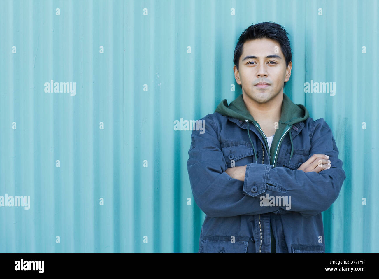 Uomo in posa con le braccia incrociate Foto Stock
