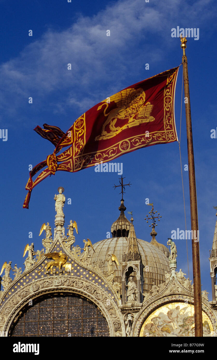 Basilica di San Marco, dettaglio con bandiera, Venezia, Italia e Europa Foto Stock