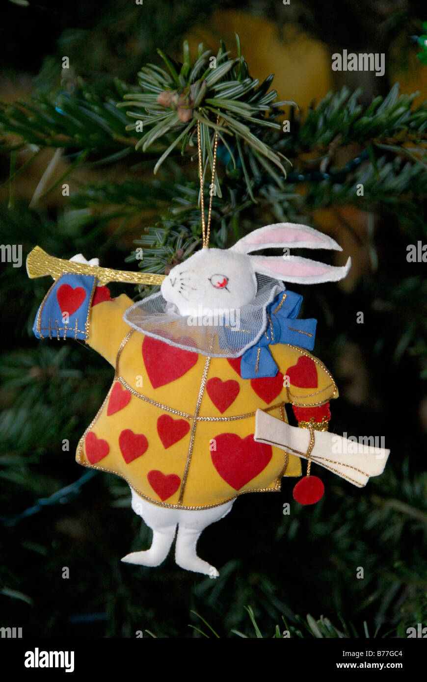 Il Coniglio Bianco come araldo, un carattere da Alice nel paese delle meraviglie, albero di Natale ornamento, Londra, Inghilterra Foto Stock