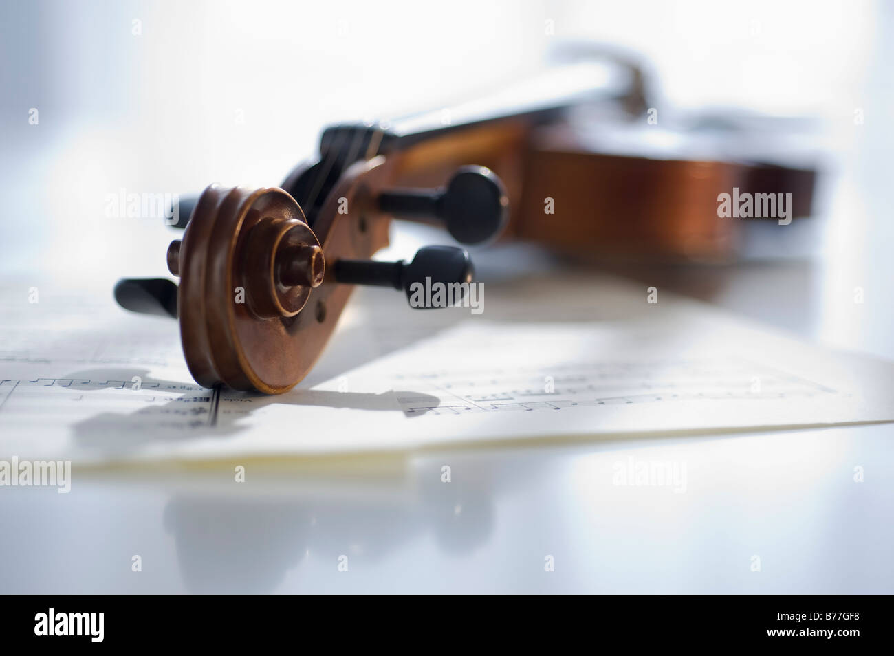 Violino la posa sul foglio di musica Foto Stock