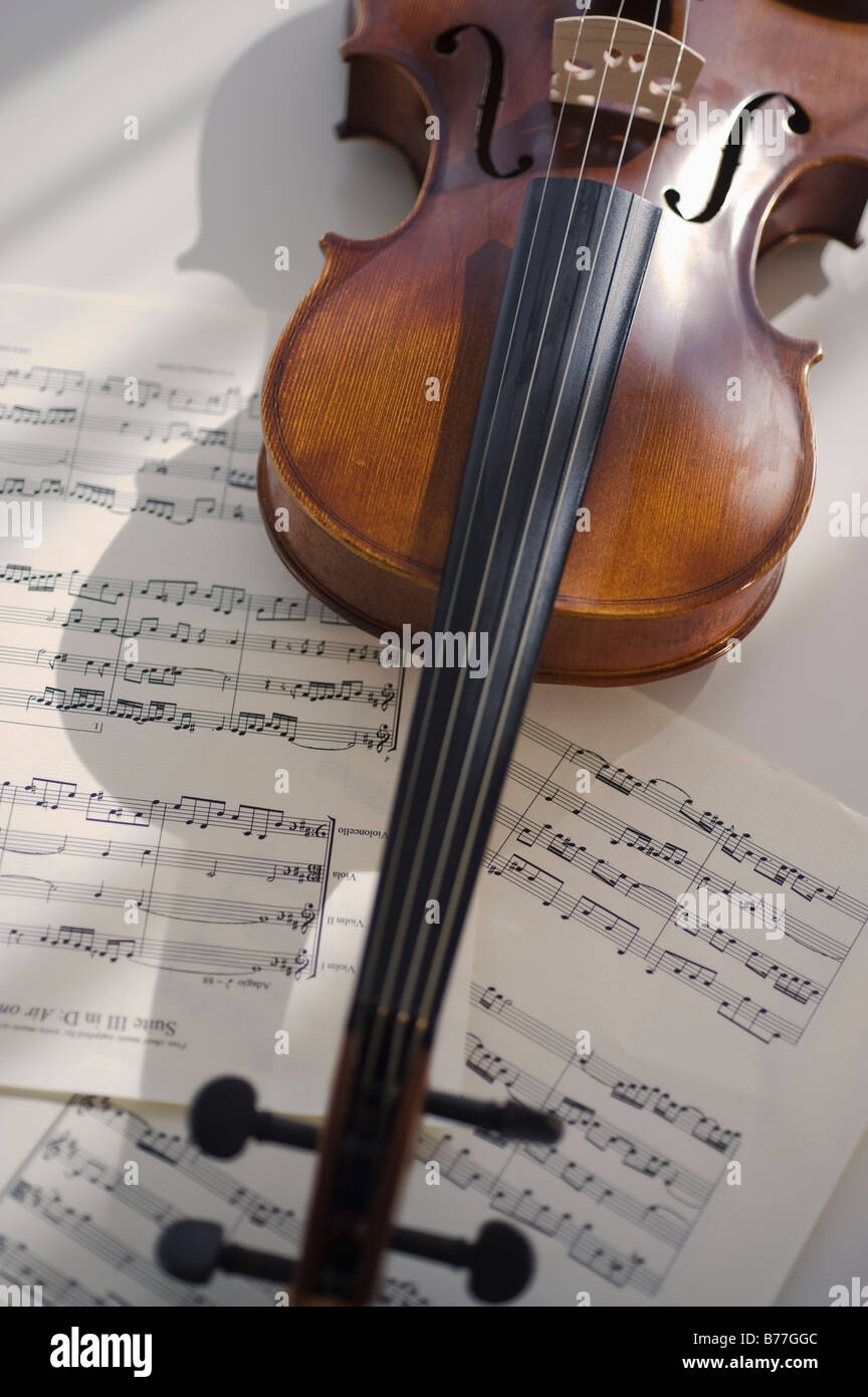 Il violino sul foglio di musica Foto Stock