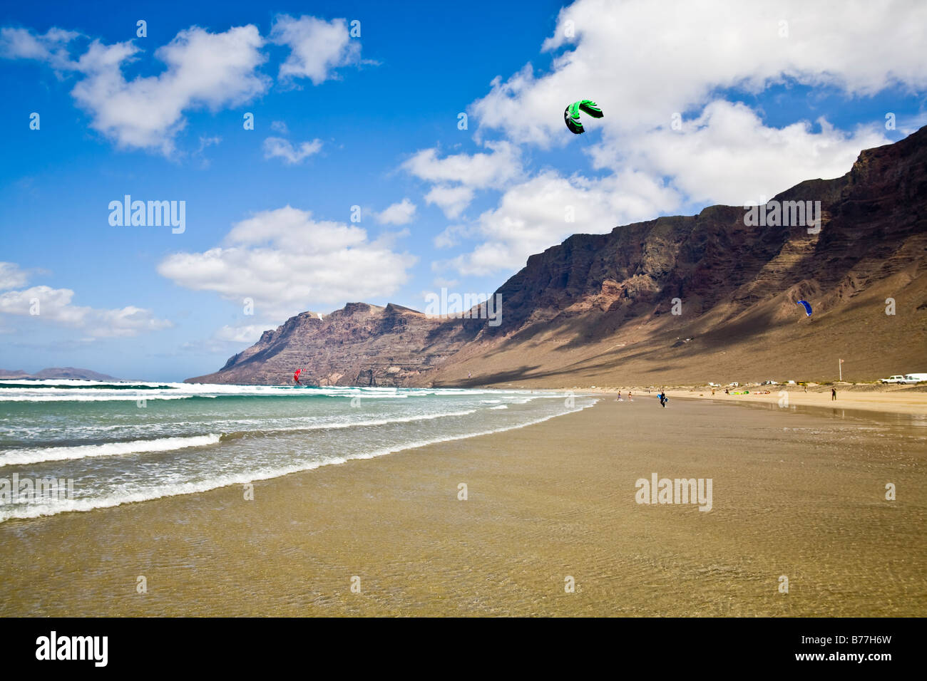 Playa de Famara risco de Famara spiaggia di sabbia di montagna rocce riflessione Lanzarote isole Canarie Spagna Foto Stock