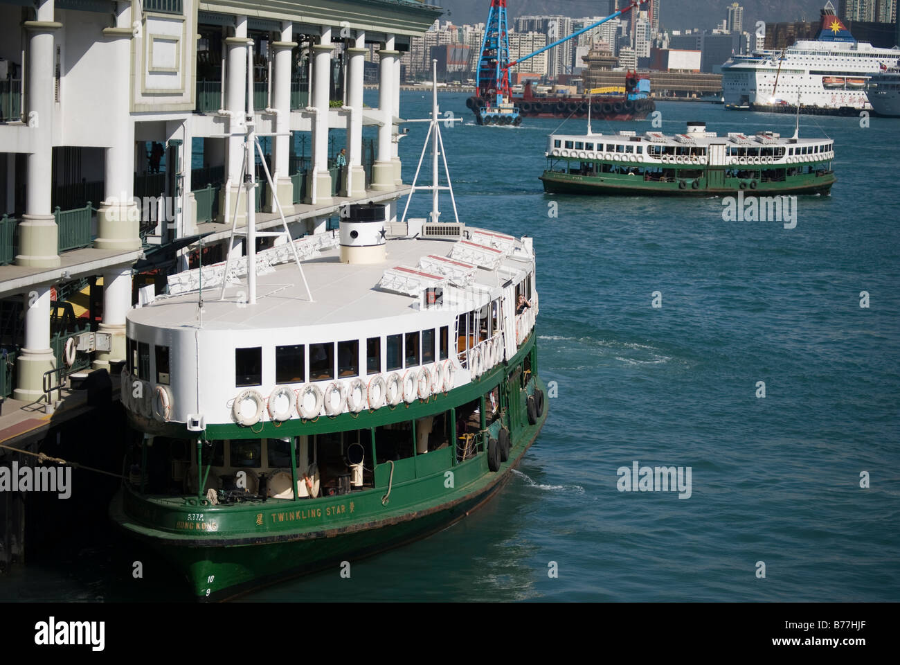 Star Ferry ormeggiato al terminal, Central Pier, Sheung WAN, Victoria Harbour, Hong Kong Island, Hong Kong, Repubblica popolare cinese Foto Stock