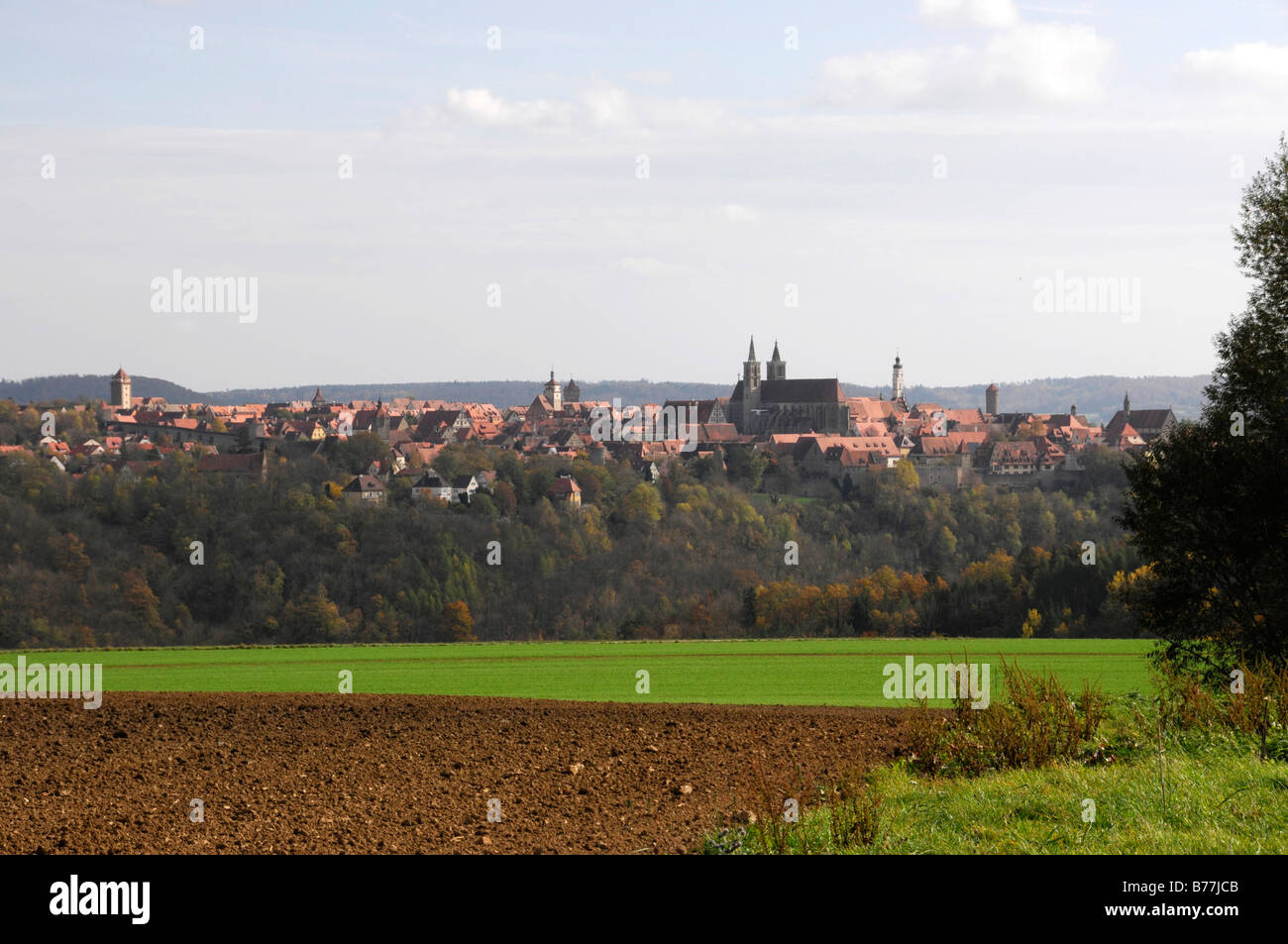 Vista parziale della città da ovest, dalla direzione di Niederstetten, Rothenburg ob der Tauber, Baviera, Germania, Europa Foto Stock