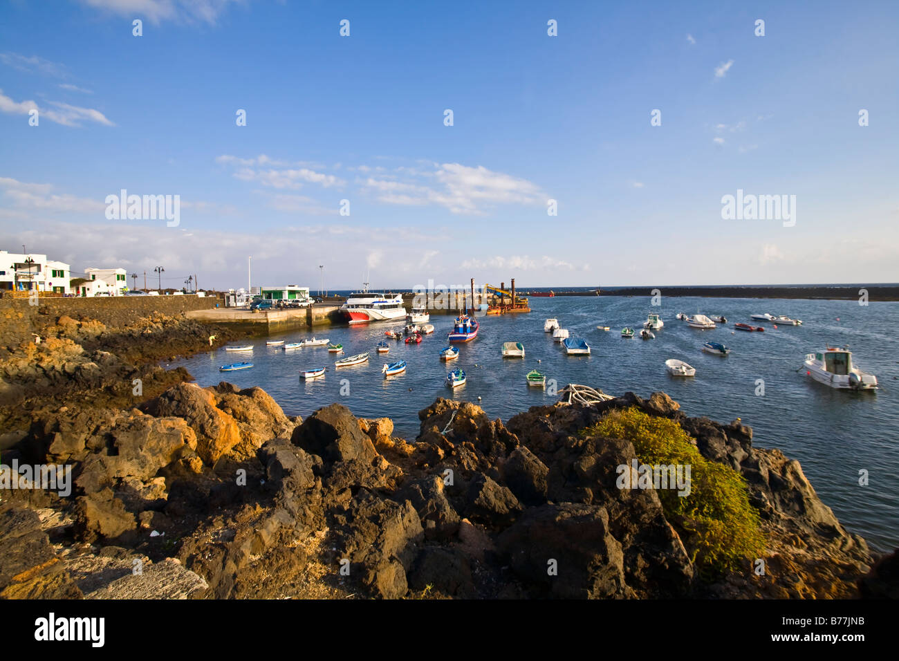 Porto di Orzola porto navi traghetto di barche da pesca delle isole Canarie lanzarote isole canarie Spagna europa Viaggi Turismo Foto Stock