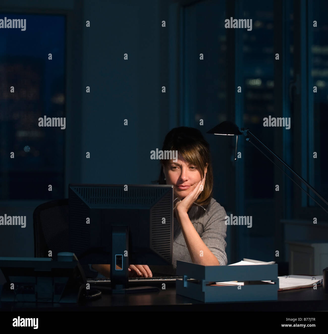 Imprenditrice lavora fino a tardi office Foto Stock