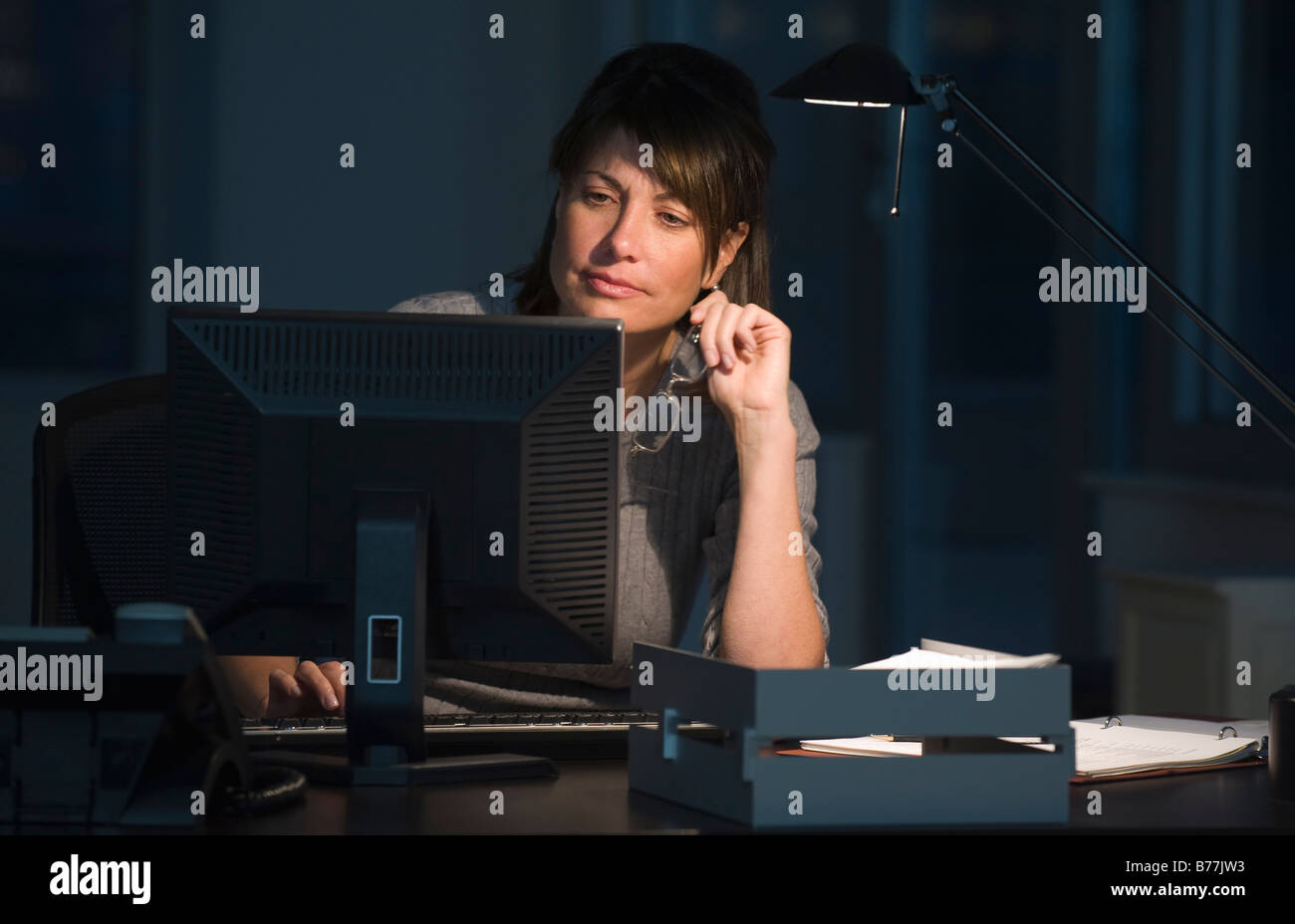 Imprenditrice lavora fino a tardi office Foto Stock