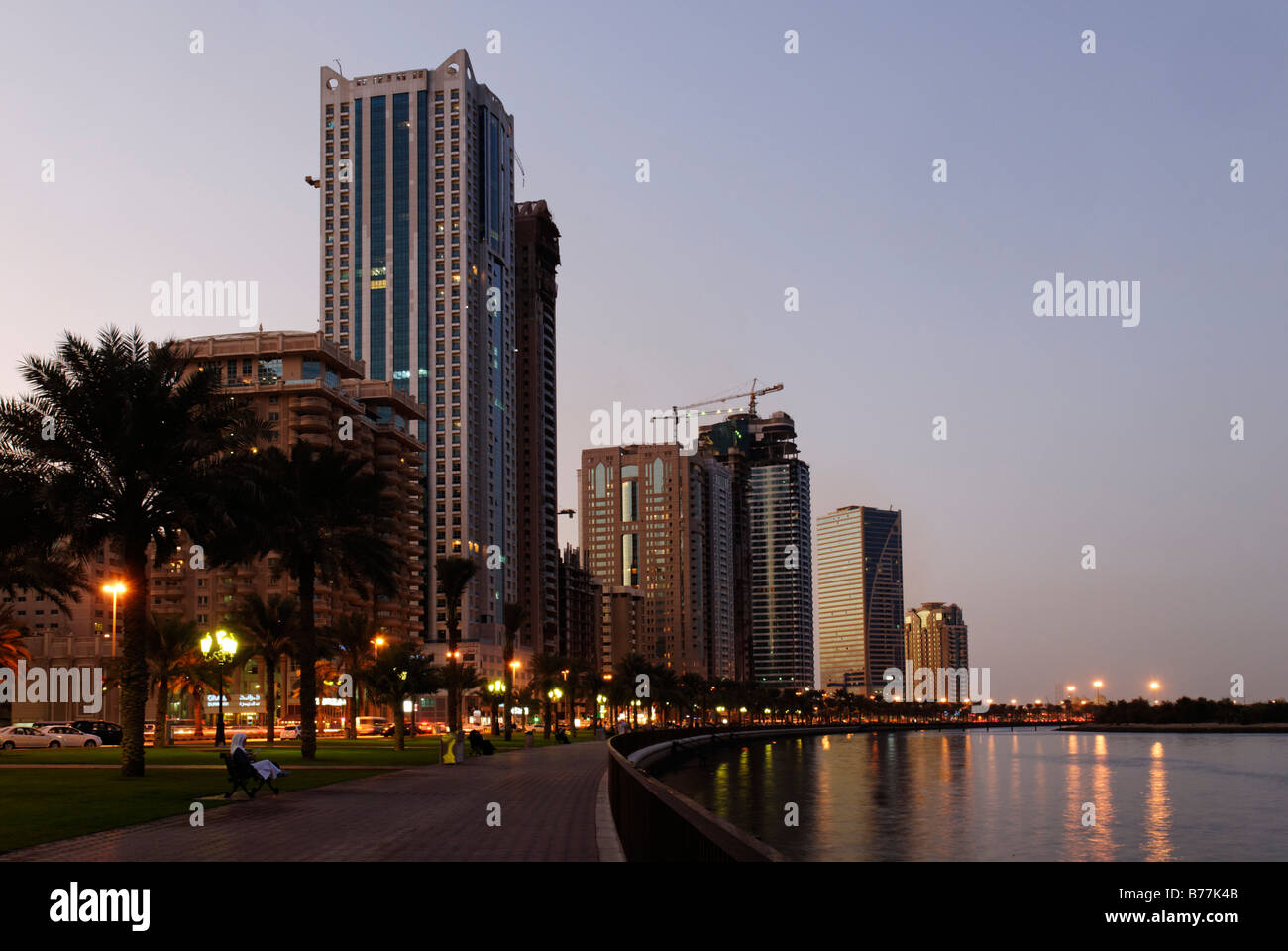 Skyline e corniche della città di Sharjah, Emirato di Sharjah Emirati Arabi Uniti, Arabia, Vicino Oriente Foto Stock
