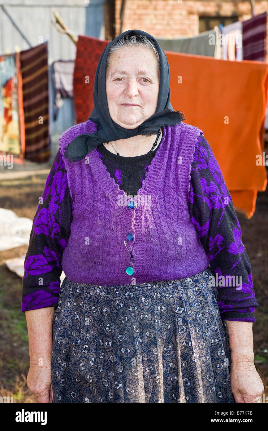 Ritratto di una donna rumena di indossare un velo, Cernuc, Salaj, Transilvania, Romania, Europa Foto Stock
