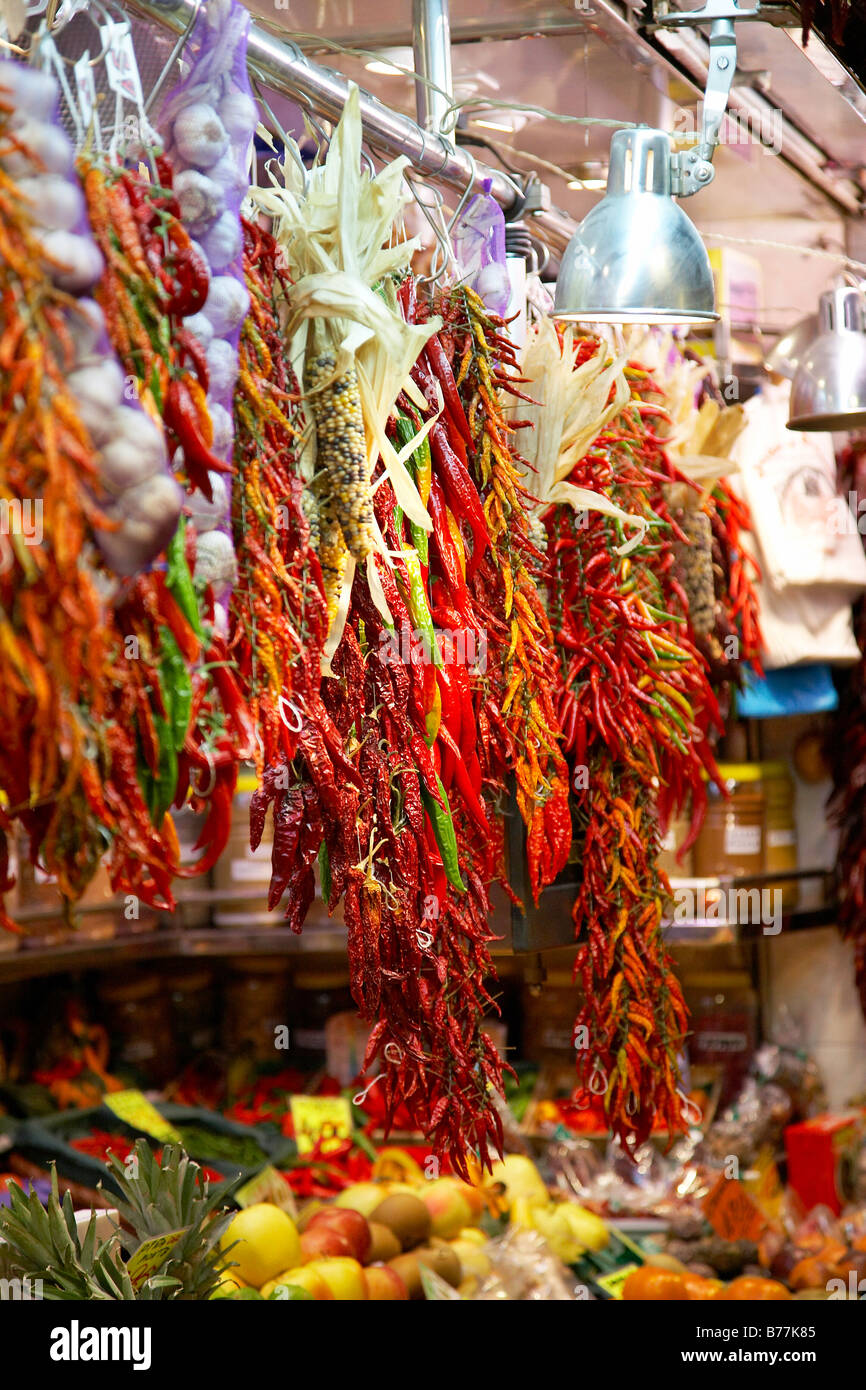 Peperoncino e aglio appeso al mercato coperto appena fuori La Rambla high street a Barcellona Foto Stock