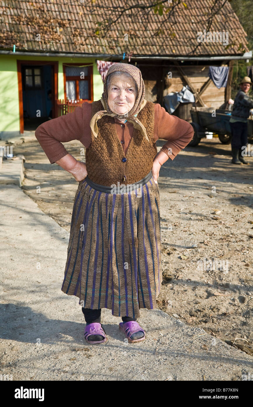 Ritratto di donna rumena indossando un velo, Cernuc, Salaj, Transilvania, Romania, Europa Foto Stock