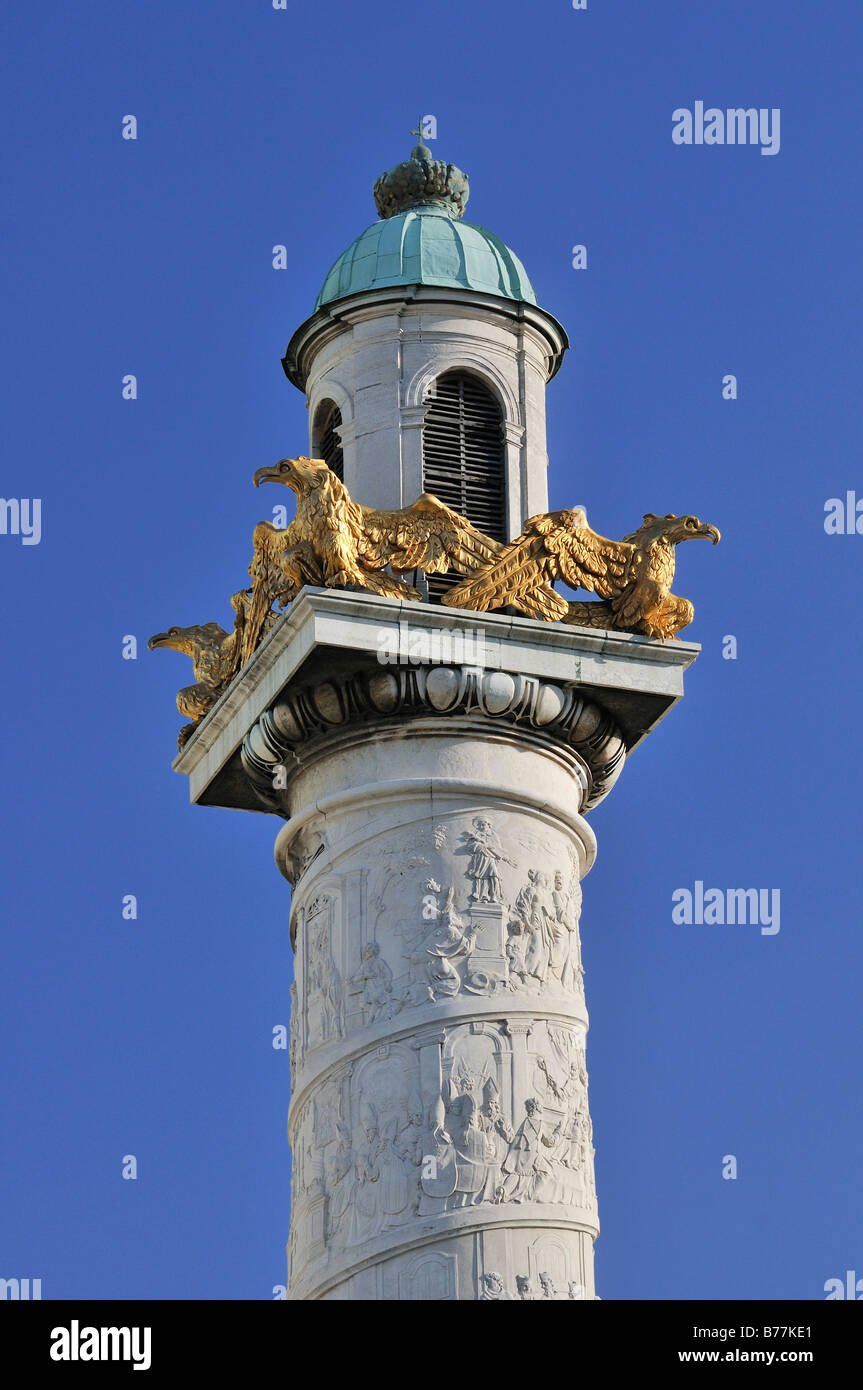 Colonna scolpita con scene bibliche, San Carlo, la Chiesa, Karlskirche, Vienna, Austria, Europa Foto Stock