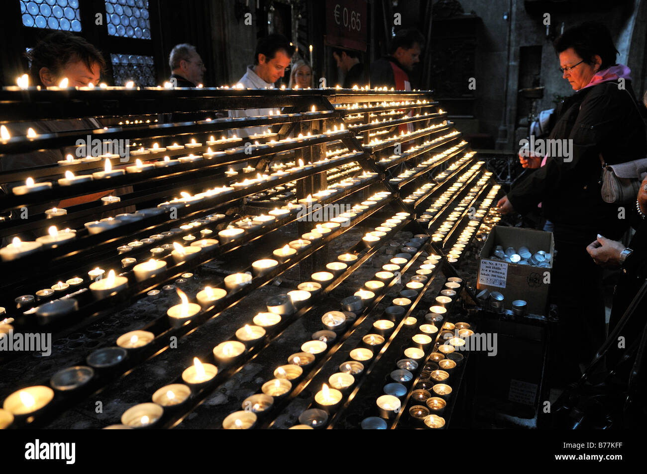Offrendo candele nella cattedrale di Santo Stefano, Stephansdom, Vienna, Austria, Europa Foto Stock