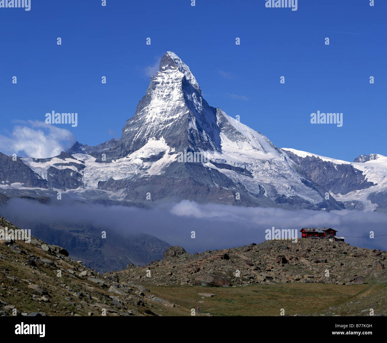 Il Cervino con Capanna Alpina Fluhalp, Svizzera Vallese, Alpi Foto Stock