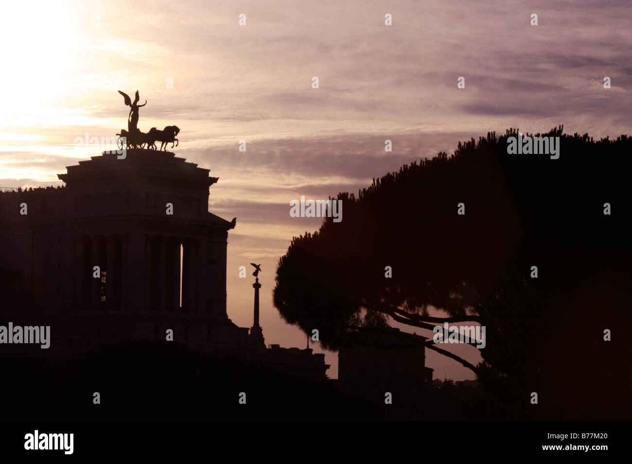 L'Italia,Lazio,Roma,Vittorio Emanuele II Monumento Vittoriano,Chariot,Silhouette Foto Stock