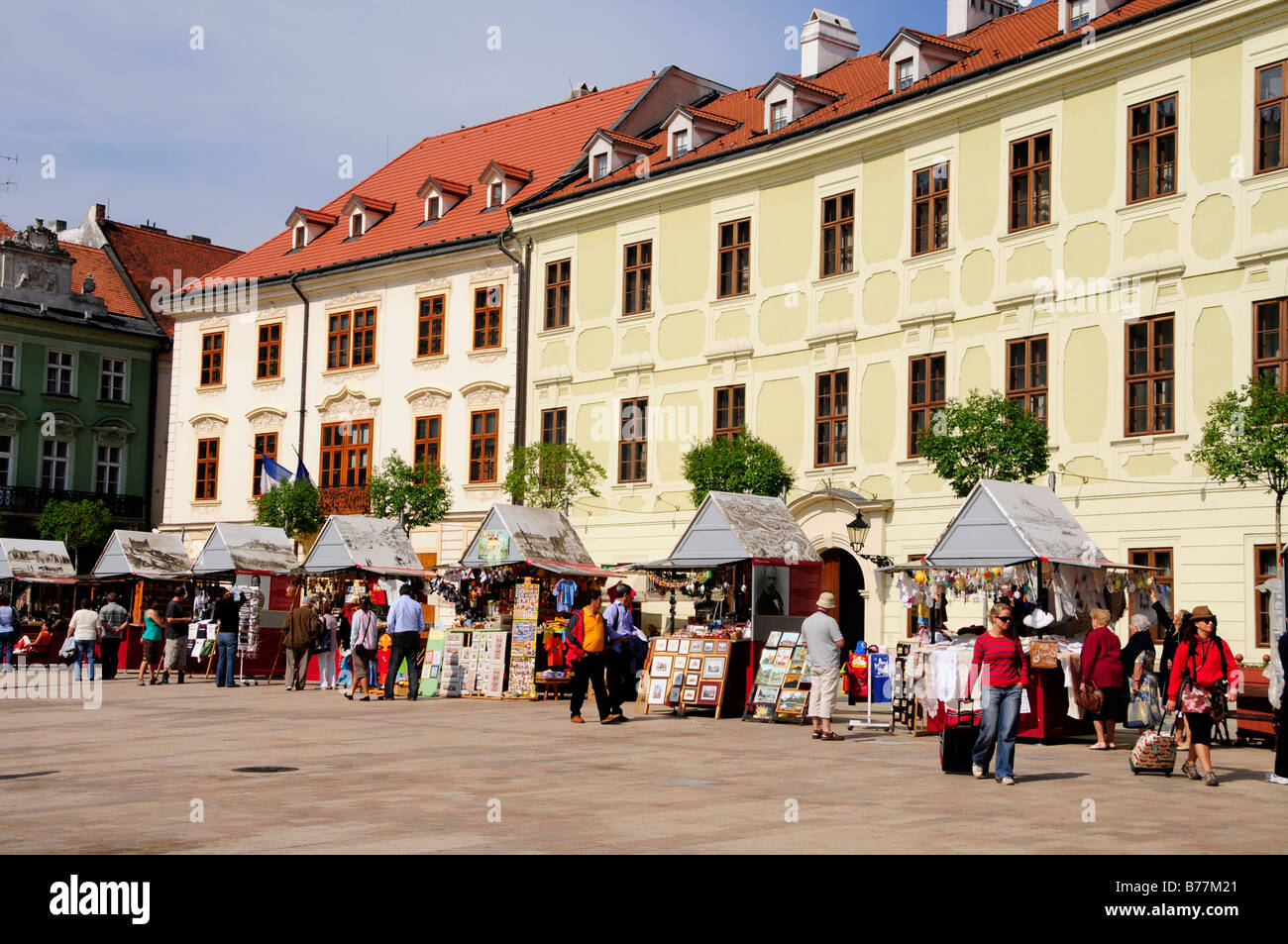 La piazza principale di fronte al vecchio municipio, Stará radnica, Bratislava, ex Pressburg, Slovacchia, Europa Foto Stock