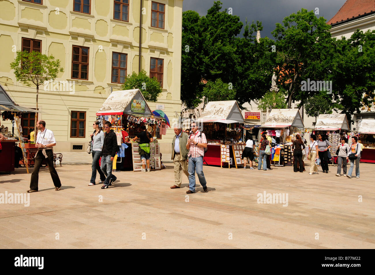 La piazza principale di fronte al vecchio municipio, Stará radnica, Bratislava, ex Pressburg, Slovacchia, Europa Foto Stock