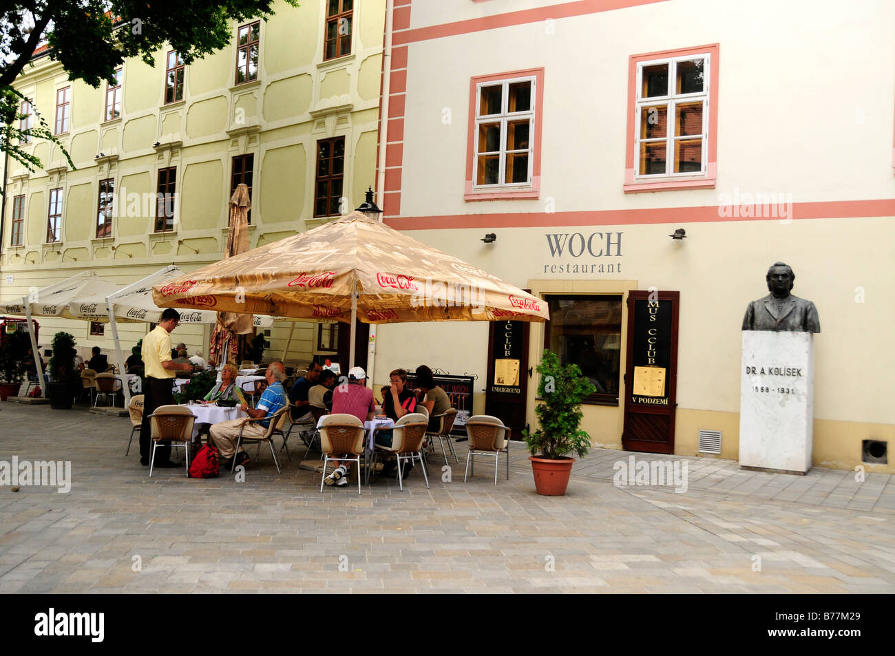 I turisti in una caffetteria di fronte al vecchio municipio, Stará radnica, Bratislava, ex Pressburg, Slovacchia, Europa Foto Stock