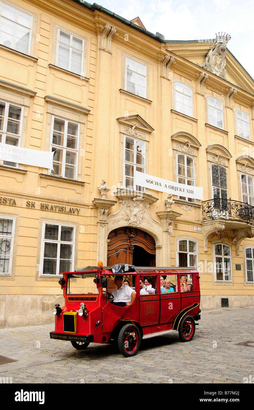 Nostalgica bus turistico nel centro storico di Bratislava, precedentemente noto come Pressburg, Slovacchia, Europa Foto Stock