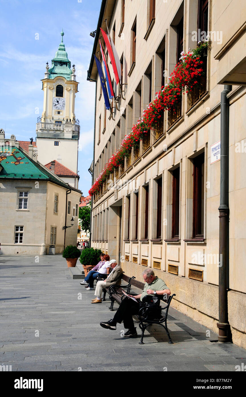 Strada di fronte alla torre del municipio della Città Vecchia, Stara radnica, Bratislava, precedentemente noto come Pressburg, Slovacchia, Europa Foto Stock
