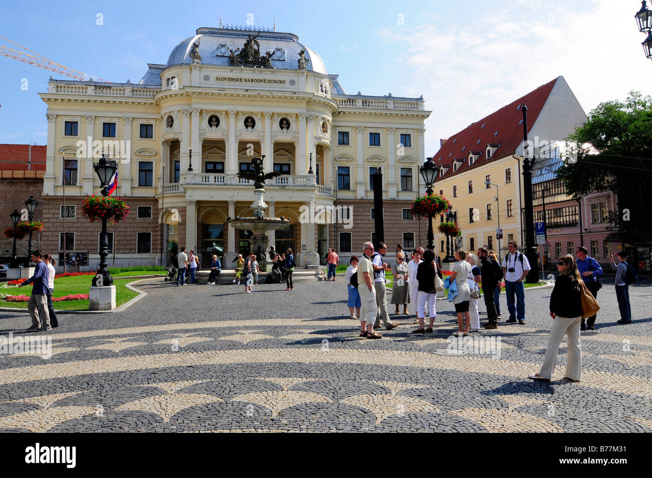 I turisti di fronte al Teatro nazionale slovacco, Slovenske narodne divadlo, Bratislava, precedentemente noto come Pressburg, Slovacchia, Foto Stock