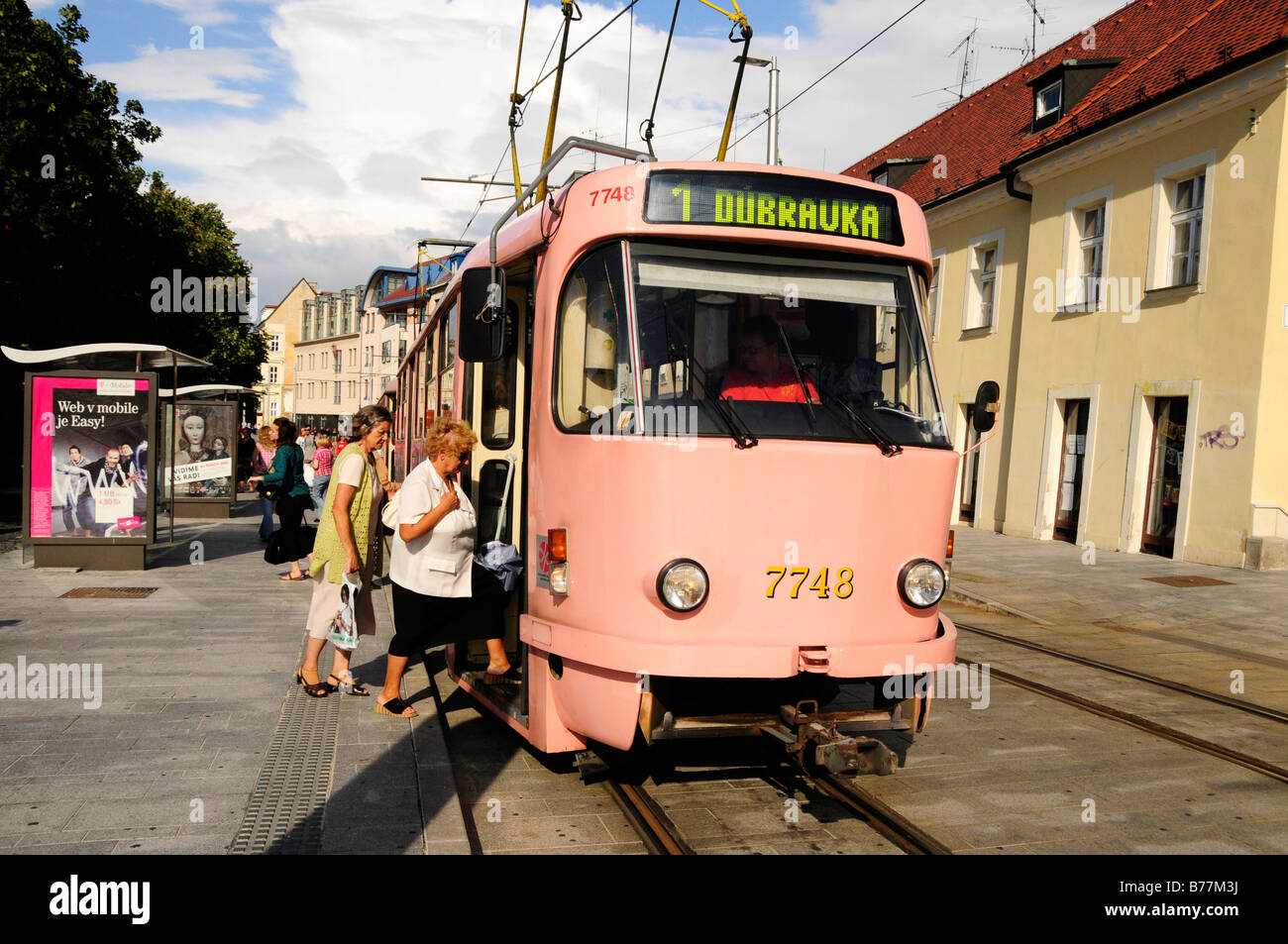 Il Tram, Bratislava, precedentemente noto come Pressburg, Slovacchia, Europa Foto Stock