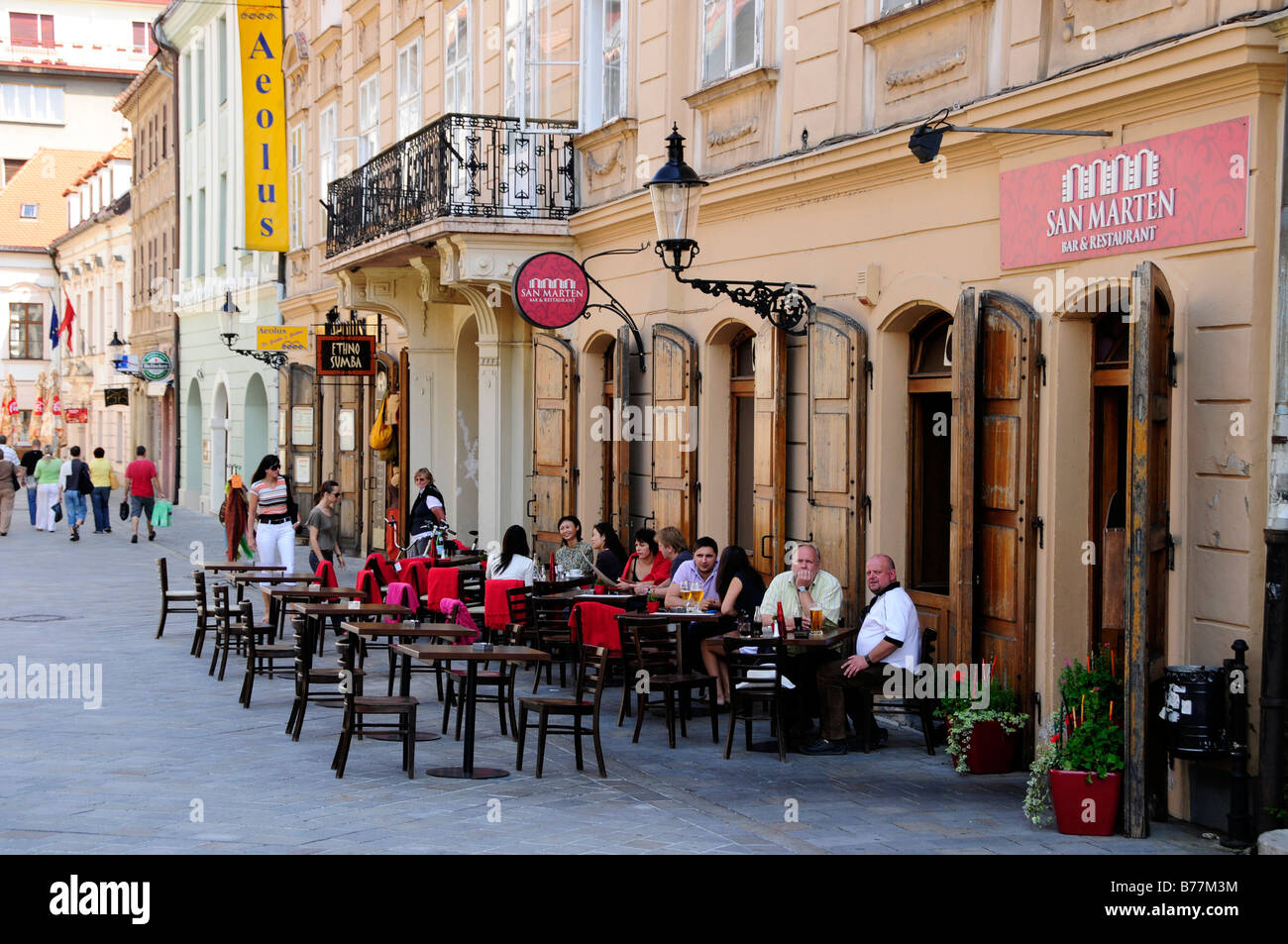 Cafe nel centro storico di Bratislava, precedentemente noto come Pressburg, Slovacchia, Europa Foto Stock