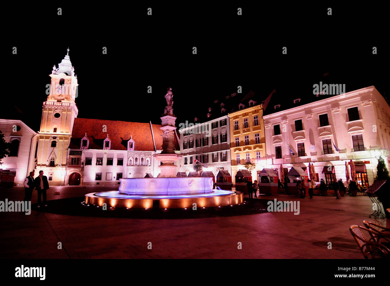Il vecchio municipio, Stara radnica, con Roland Fontana di notte, Bratislava, precedentemente noto come Pressburg, Slovacchia, Europa Foto Stock