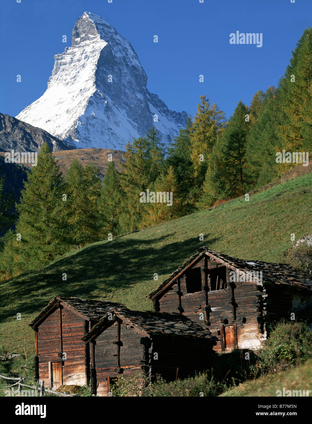 Il Cervino con vecchi fienili in autunno, Svizzera Vallese, Alpi Foto Stock