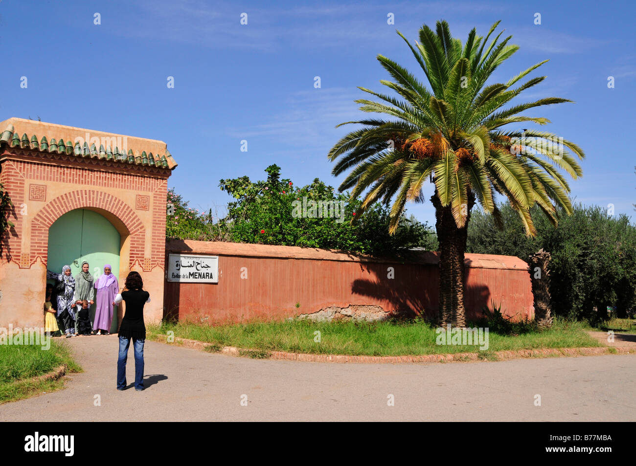 La famiglia marocchina di scattare le foto all'ingresso del Saadier-Palais in giardini di Menara, Marrakech, Marocco, Africa Foto Stock