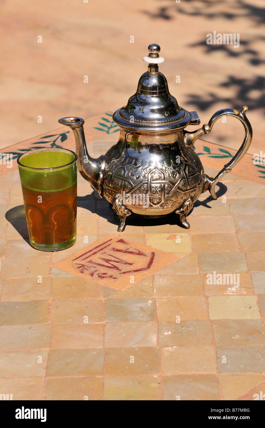 Teiera in argento e vetro di tè con tè alla menta, Giardini Menara, Marrakech, Marocco, Africa Foto Stock