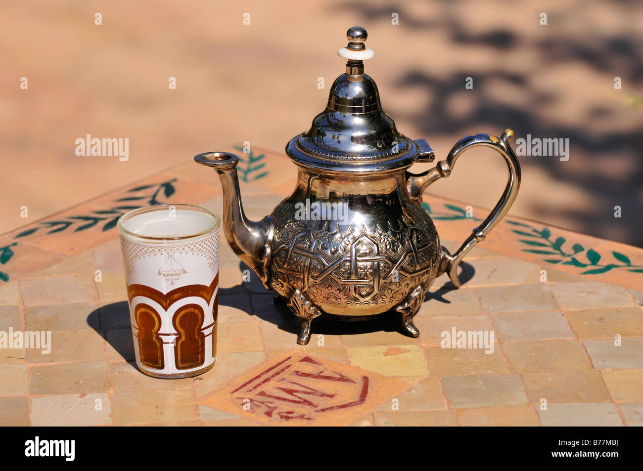 Teiera in argento e vetro di tè con tè alla menta, Giardini Menara, Marrakech, Marocco, Africa Foto Stock