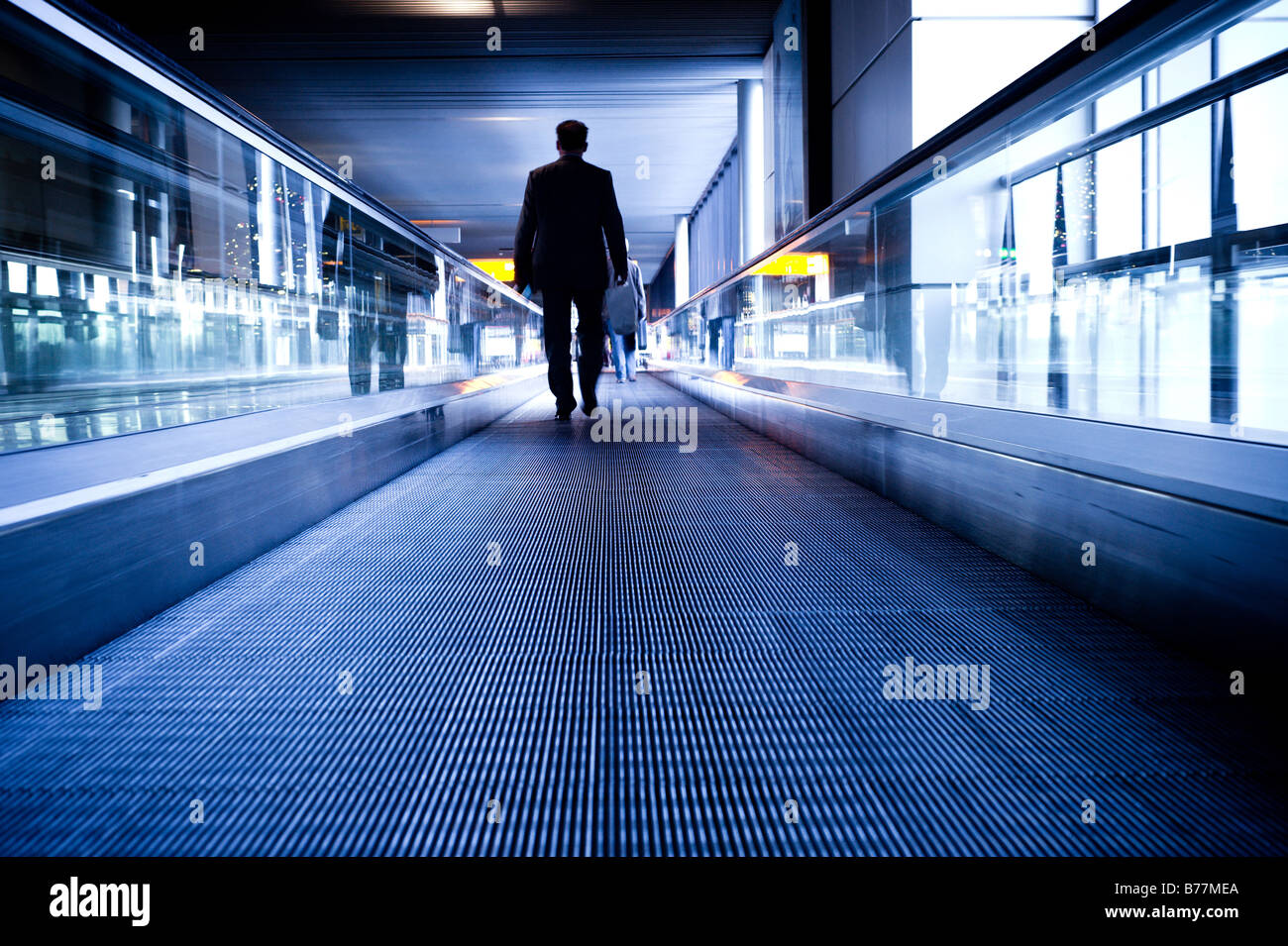 Viaggio astratta immagine di un uomo su una scala mobile in movimento Foto Stock