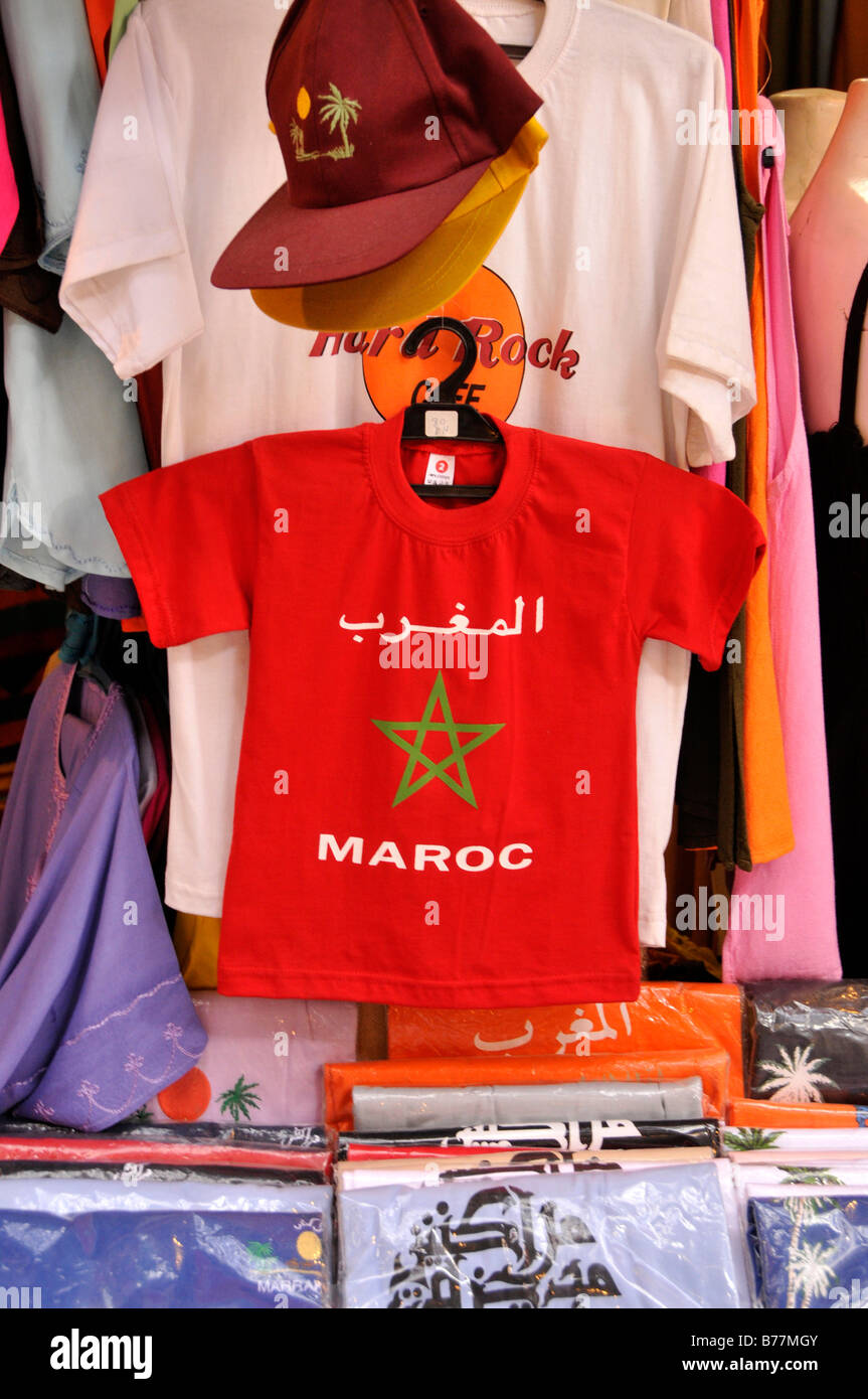 Il Marocco T-Shirt al souk, mercato, nel quartiere della medina di  Marrakech, Marocco, Africa Foto stock - Alamy