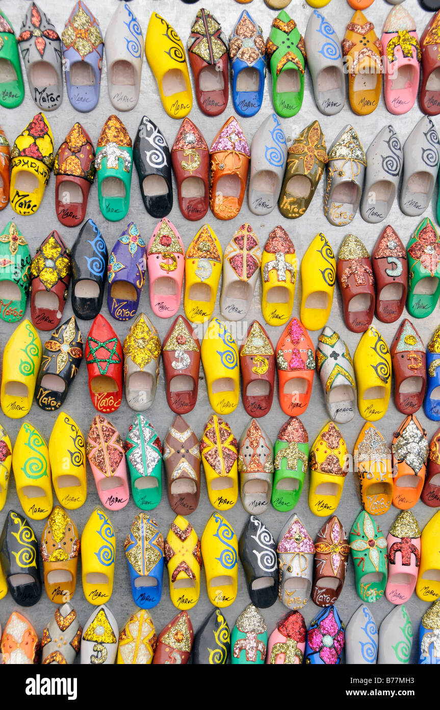 Tipica marocchina pantofole come magneti per il frigo in un negozio di souvenir al posto piazza Djemma El Fna, quadrato dell'impiccato, Piazza della Jest Foto Stock
