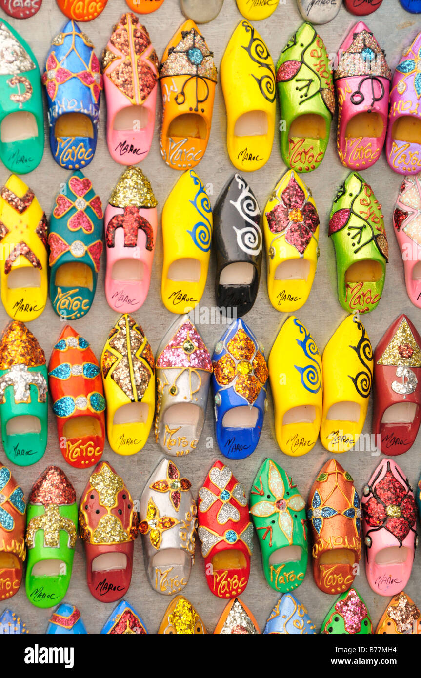 Tipica marocchina pantofole come magneti per il frigo in un negozio di souvenir al posto piazza Djemma El Fna, quadrato dell'impiccato, Piazza della Jest Foto Stock