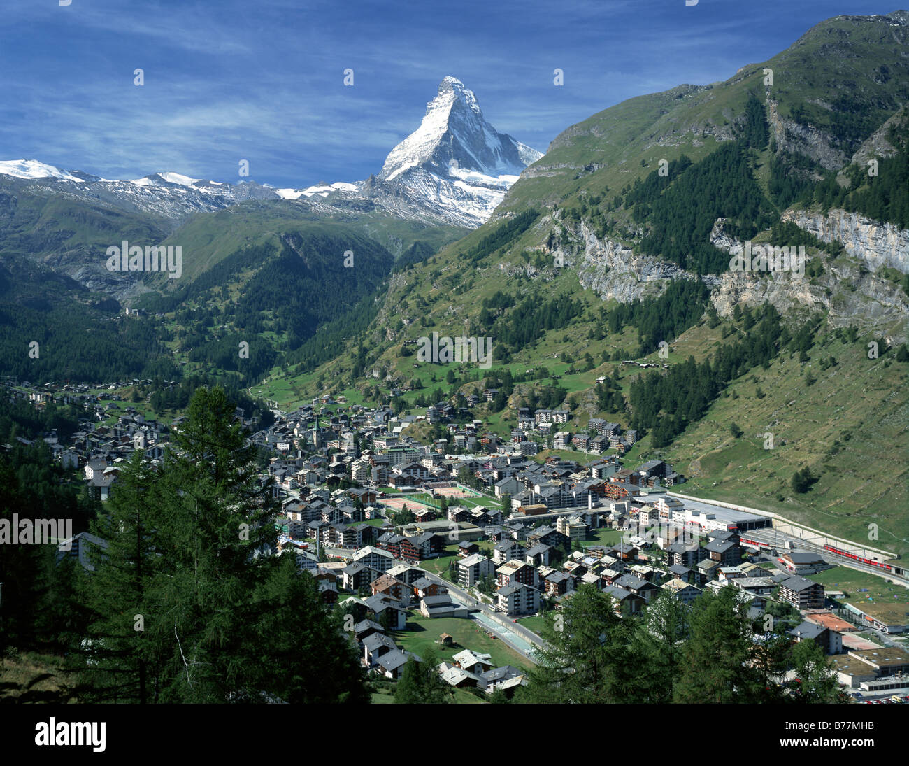 Vista su Zermatt e il Cervino in estate, Svizzera Vallese, Alpi Zermatt Foto Stock