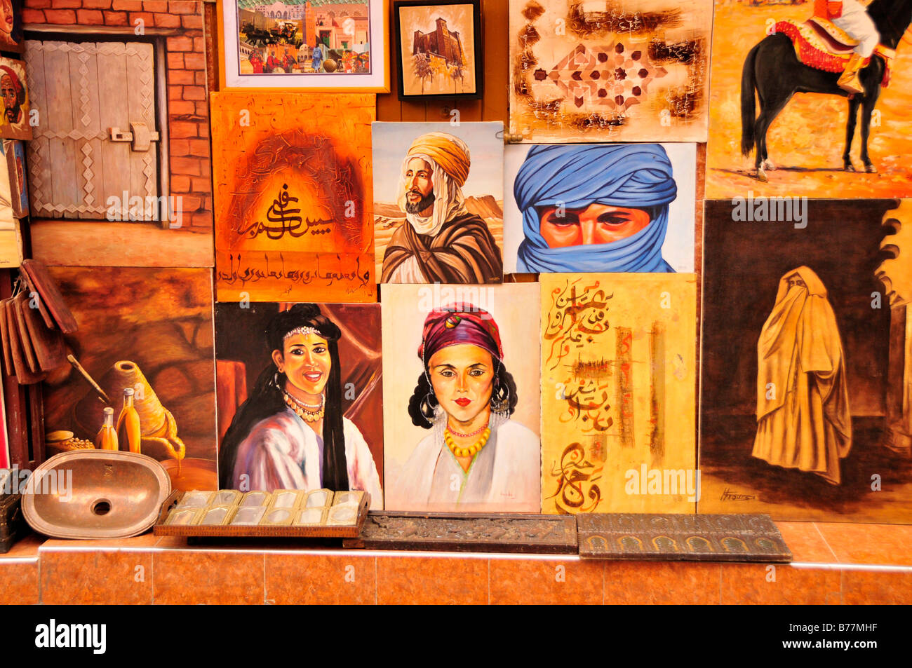Artista vende le sue foto al souk, mercato, nella medina di Marrakech, Marocco, Africa Foto Stock
