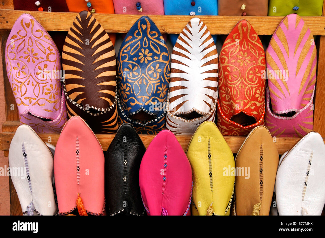 Tipica marocchina pantofole in pelle in un negozio di scarpe al souk, mercato, nel quartiere della medina di Marrakech, Marocco, Africa Foto Stock