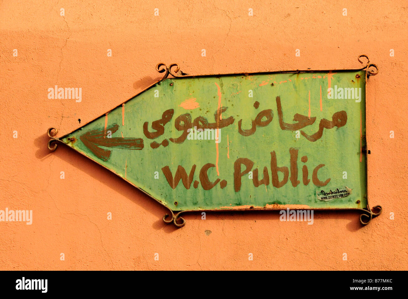 Cartello per un WC pubblico in arabo e in inglese, Marrekech, Marocco, Africa Foto Stock