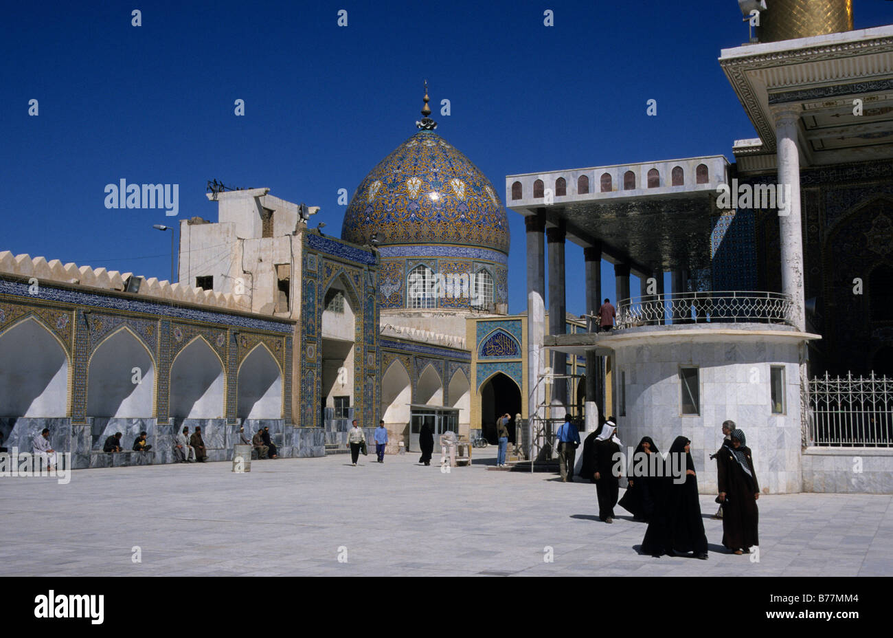 I credenti nella moschea di Askariya, Golden moschea, prima della sua distruzione avvenuta nel febbraio 2006, Samarra in Iraq e Medio Oriente Foto Stock