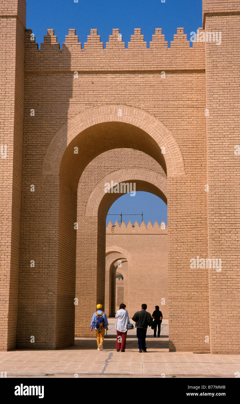 Vista dell'ingresso principale del Palazzo Reale di Nabucodonosor II dall'harem cortile, ricostruzione, Babilonia, Iraq, metà Foto Stock
