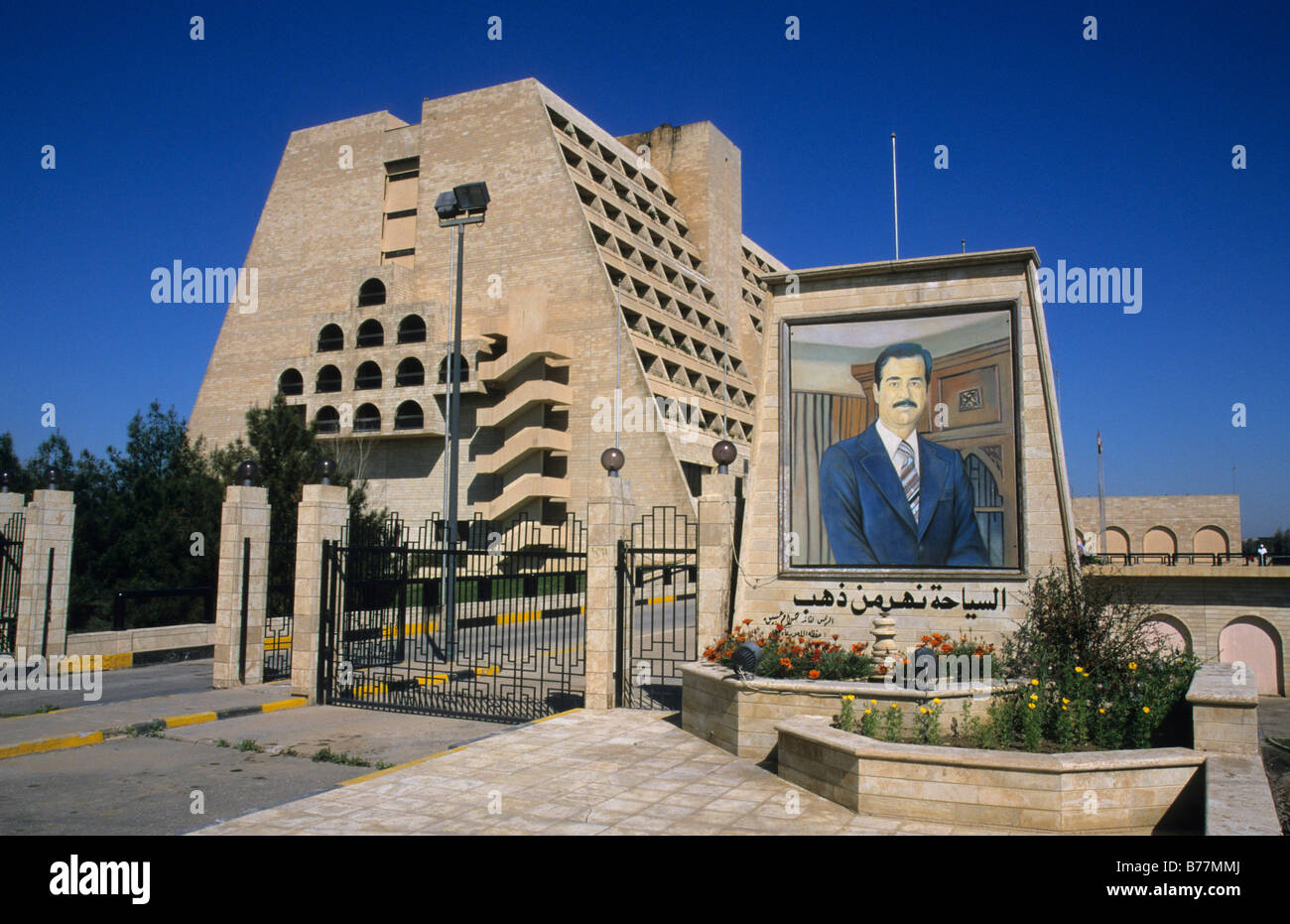 Raffigurazione di Saddam Hussein davanti a un hotel a Mossul prima della sua distruzione, Iraq, Medio Oriente Foto Stock