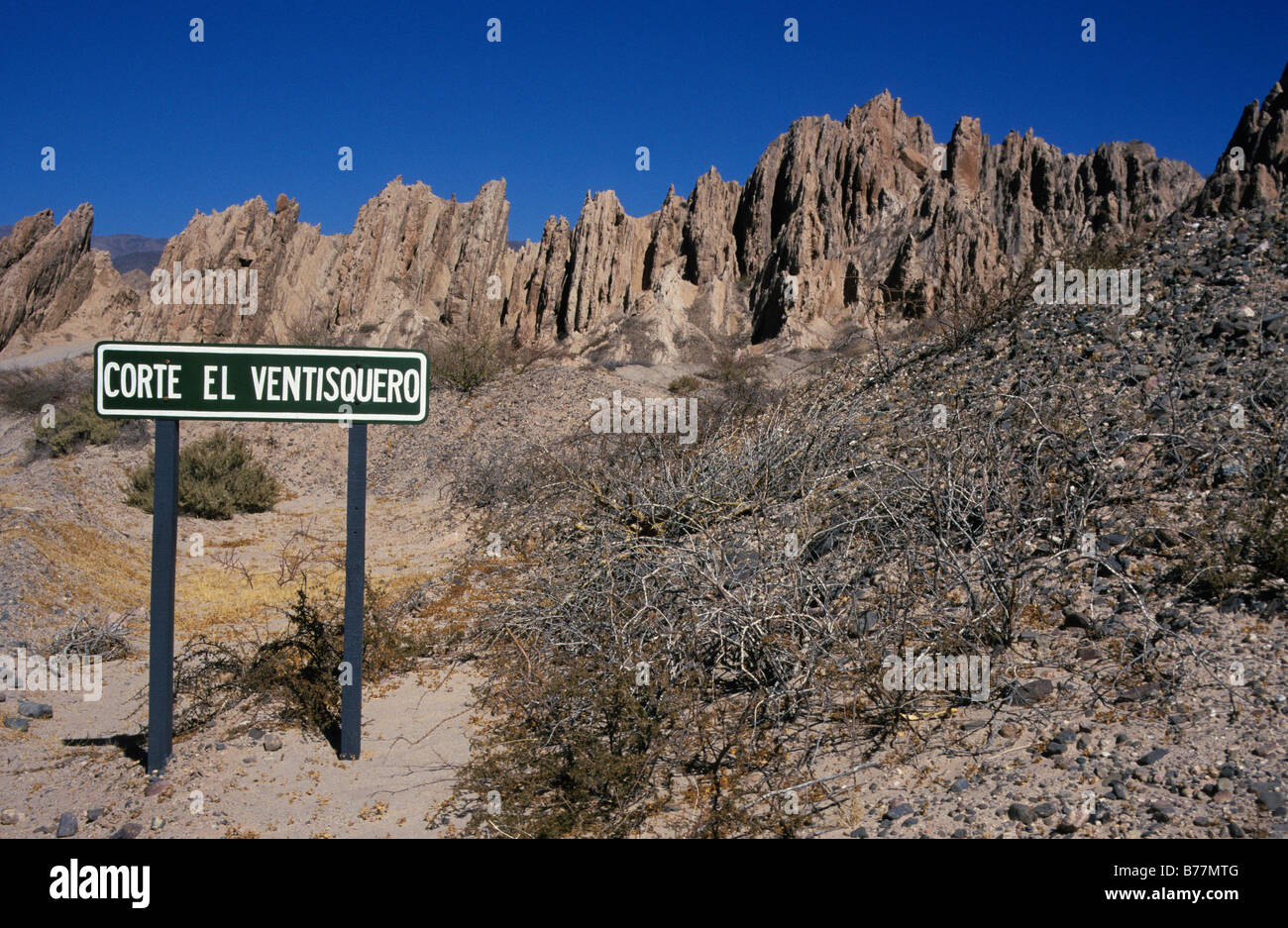 Lettura del segno di El Corte Ventísquero nella parte anteriore del paesaggio di montagna, Provincia di Salta, Argentina, Sud America Foto Stock